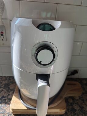 Gourmia White Air Fryer with Silver Handle
